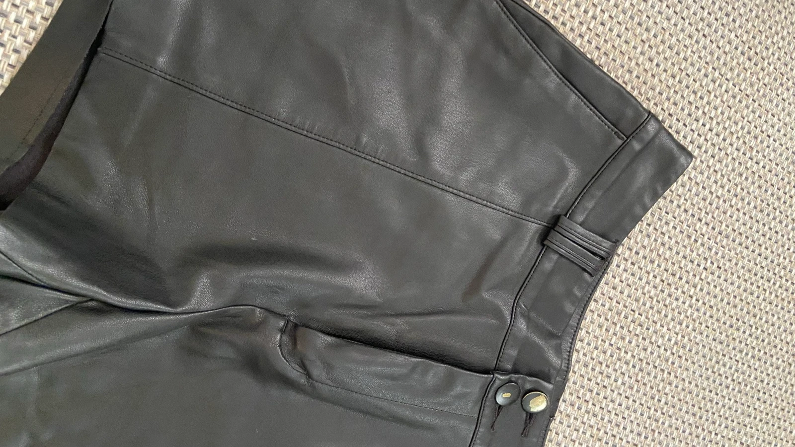 Shorts em similcouro preto tamanho 36 – photo 5